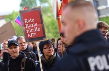 Γερμανοί διαδηλώνουν κατά του κόμματος AFD μπροστά από αστυνομικούς