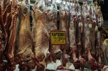 Σφαγμένα κατσίκια κρεμασμένα