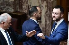 Ο Κωνσταντίνος Φλώρος στη Βουλή μαζί με 2 άνδρες να τον κρατάνε