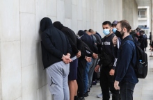 Άνδρες με χειροπέδες κολλητά σε τοίχο