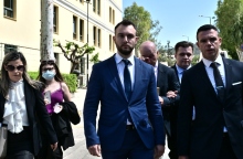 Ελεύθερος ο Κ. Φλώρος μετά τον ξυλοδαρμό στη Βουλή - Ο όρος που του επεβλήθη