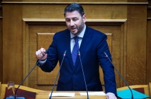 Ο Νίκος Ανδρουλάκης μιλάει στο μικρόφωνο στο βήμα της Βουλής