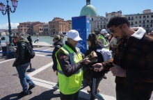 Ένας υπάλληλος ελέγχει τα εισιτήρια κατά την είσοδο στην πόλη της Βενετίας,