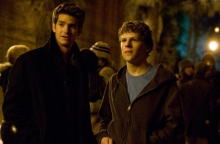 Άνδρας με μαύρο παλτό δίπλα σε άνδρα με καφέ ζακέτα