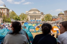 3 φοιτήτριες, αντίσκηνα, κτίριο πανεπιστημίου