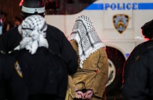 αστυνομία συλλαμβάνει διαδηλωτές