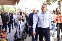 πλήθος κόσμου σε αγορά, αναπηρικό αμαξίδιο