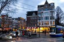 κοσμοςμ αυτοκινητα, οδηλατα, λεωφορείο, κτηρια, καφετερια