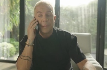 Ο Γιώργος Μαζωνάκης μιλά στο κινητό