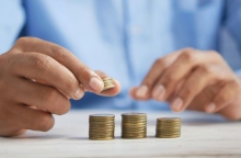 δυο χέρια κρατάν νομίσματα