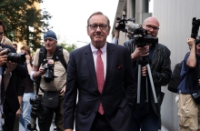 ανδρας με κουστουμι, καμερες, μικρόφωνα, δημοσιογράφοι