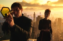 άνδρας κοιτάζει μέσα από κυάλι, γυναίκα κρατάει κυάλια