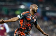 Ο Αγιούμπ Ελ Κααμπί πανηγυρίζει ένα από τα τρία γκολ στο Villa Park