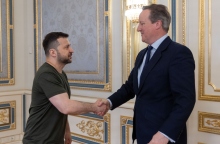 Ζελένσκι και Κάμερον κάνουν χειραψία