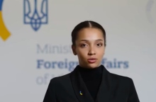 Γυναικα με μαύρο σακακι