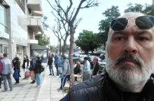 ανδρας με μαυρα γυαλια και μουσι στο δρόμο