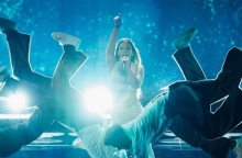 τραγουδιστρια με 4 χορευτες