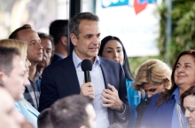 ανδρας μιλα στο μικροφωνο αναμεσα σε πληθος