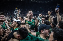 αθλητες και φιλαθλοι αγκαλιασμένοι στα πράσινα σε γήπεδο μπάσκετ