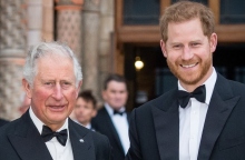Ο πρίγκιπας Χάρι με τον βασιλιά Κάρολο