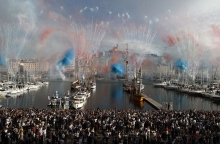 πλοια, λιμανι, κοσμος, πυροτεχνηματα