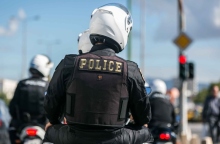 αστυνομικοι με κρανοι πανω σε μηχανη