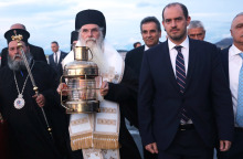 Ο Μάνος Βουλαρίνος γράφει για τη μεταφορά του «Αγίου Φωτός»