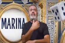 Ο διερμηνέας Σπύρος Κουζέλης μετέφρασε στη νοηματική το «Ζάρι» της Μαρίνας Σάττι