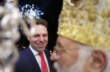 Ο Στέφανος Κασσελάκης με τον Μητροπολίτη Κέρκυρας το βράδυ της Ανάστασης