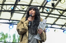 Η Loreen, μικρόφωνο, βραβείο