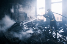 πυροσβεστης, σπιτι, συντριμμια