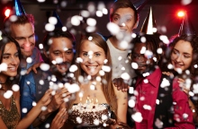 3 γυναίκες, 4 ανδρες, τουρτα, κερακια, φωτα