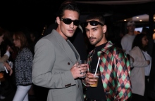 2 ανδρες, ποτηρια, κόσμος, κλαμπ