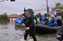 στρατιωτης, βαρκα, πλημμυρα