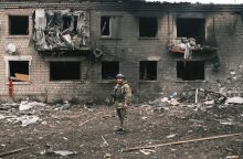 Βομβαρδισμένο κτίριο σε χωριό έξω από το Χάρκοβο της Ουκρανίας