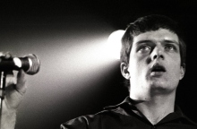  Ο Ian Curtis, μικρόφωνο
