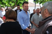 Κασσελάκης χειραψια, κοσμος, μικροφωνο