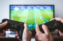 4 χερια κρατανε 2 χειριστήρια κοσνόλας, τηλεοραση