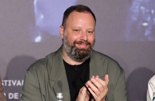 Ο Γιώργος Λάνθιμος στο 77ο Φεστιβάλ Καννών με τη νέα του ταινία «Kind of Kindness»