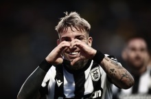 Ο Μπράντον Τόμας πανηγυρίζει γκολ του ΠΑΟΚ