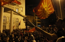 πληθος κοσμου, σημαιες