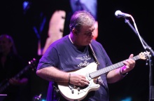 Ο Δημήτρης Σταρόβας ερμηνεύοντας στη σκηνή 