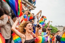 φοιτητες φωναζουν, ουρανια τοξα σημαιες