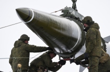 3 στρατιωτες φορτωνουν πυραυλο