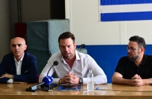 Ο Στέφανος Κασσελάκης κατά την επίσκεψή του στα γραφεία της ΔΥΠΑ 