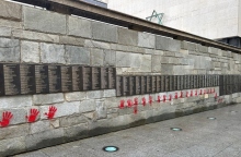 τοιχος, μνημειο, γκραφιτι, κοκκινα χερια