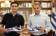 Ο Κυριάκος Μητσοτάκης με τα νέα παπούτσια της Νέας Δημοκρατίας 