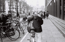 Σε βλέπω στο Άμστερνταμ, στο Λονδίνο, στη Νέα Υόρκη, στο Αιξ εν Προβάνς σε βλέπω. Ήρθες για να σπουδάσεις υποτίθεται.