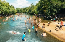 ποταμι, κοσμος κανει μπανιο, δεντρα