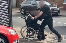 Bρετανία: Αστυνομικός γρονθοκόπησε άνδρα σε αναπηρικό καροτσάκι